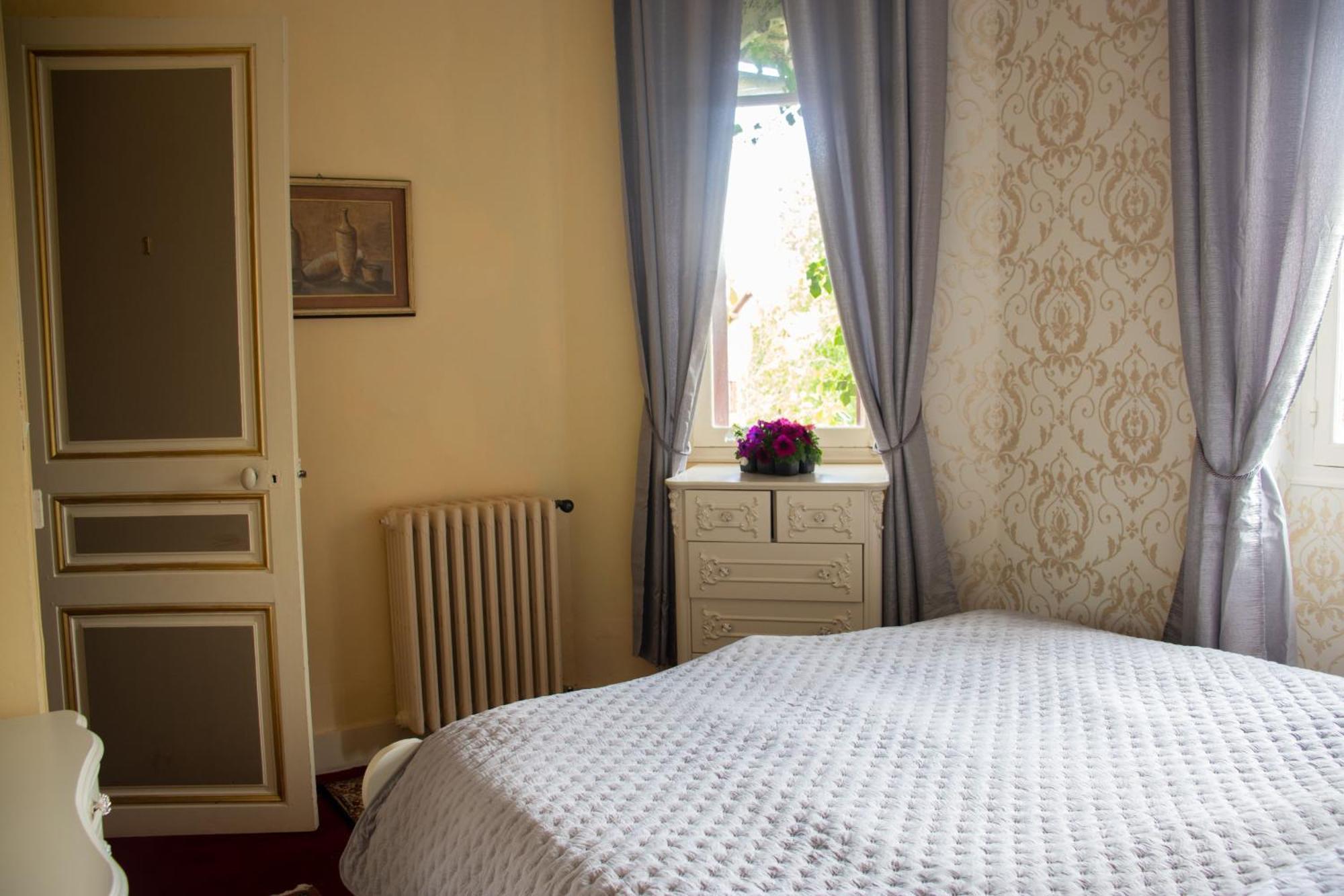 Le Pavillon De St Agnan Hotel Hautefort Екстериор снимка